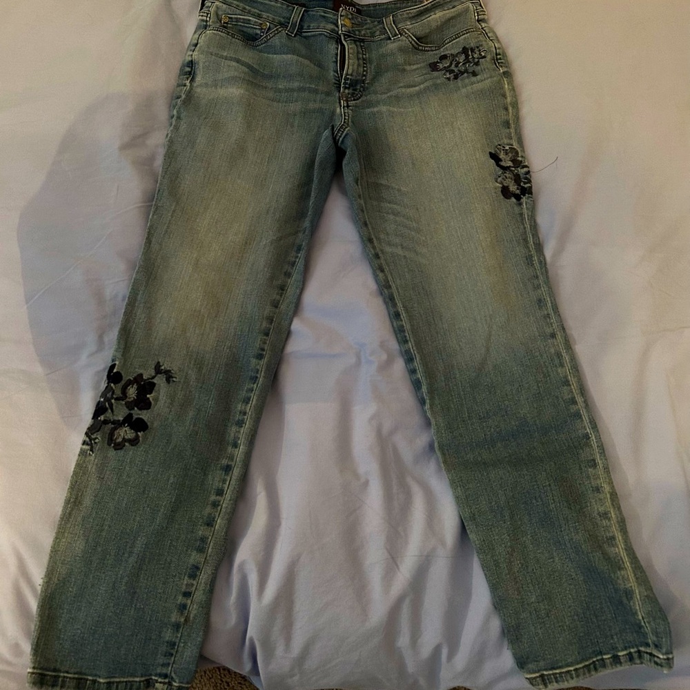 NYDJ BOYFRIEND JEANS LIFTXTUCK SIZE 10 PETITE BLUE FLOWERED EMBROIDERY
